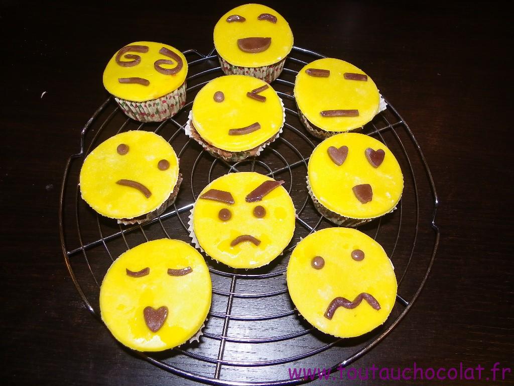 j'ai posé mes smiley sur les cupcakes en appuyant légèrement.