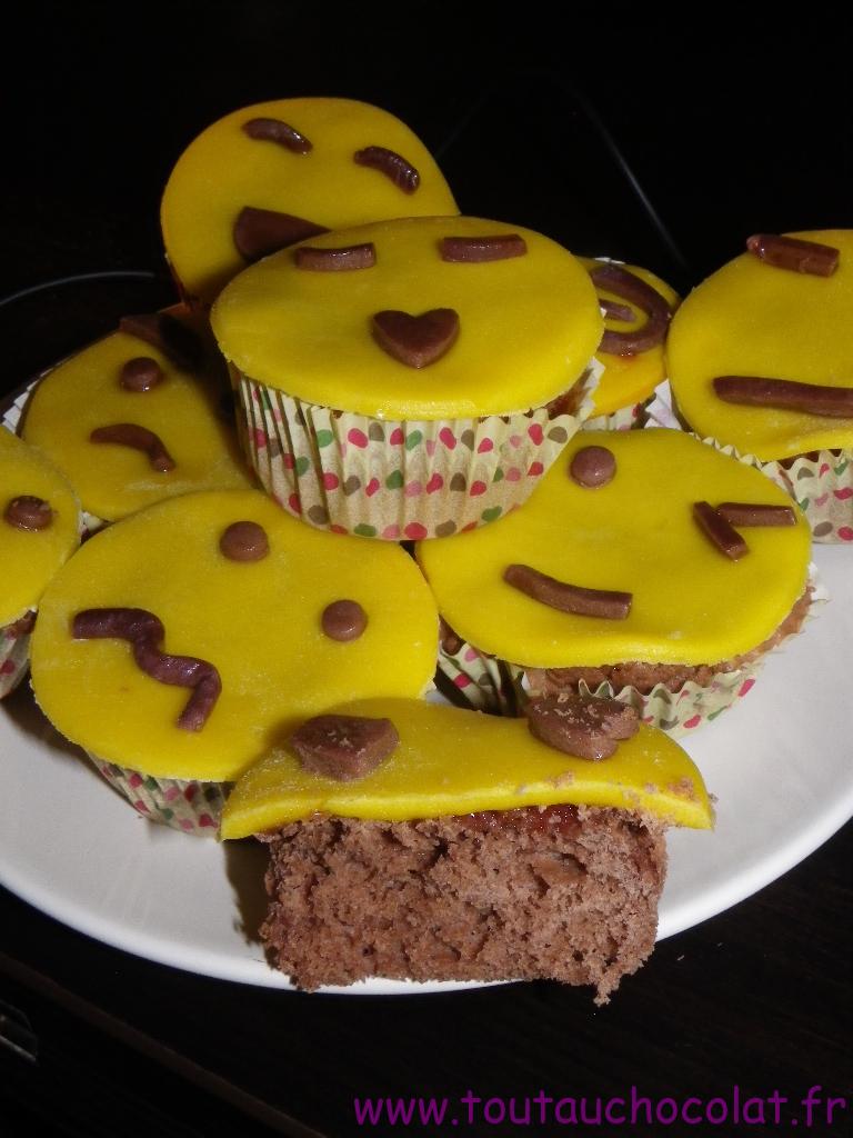  j'ai posé mes smiley sur les cupcakes en appuyant légèrement.